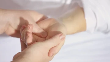 Porady dermatologiczne: skóra wrażliwa — jak rozpoznać i czego unikać w pielęgnacji